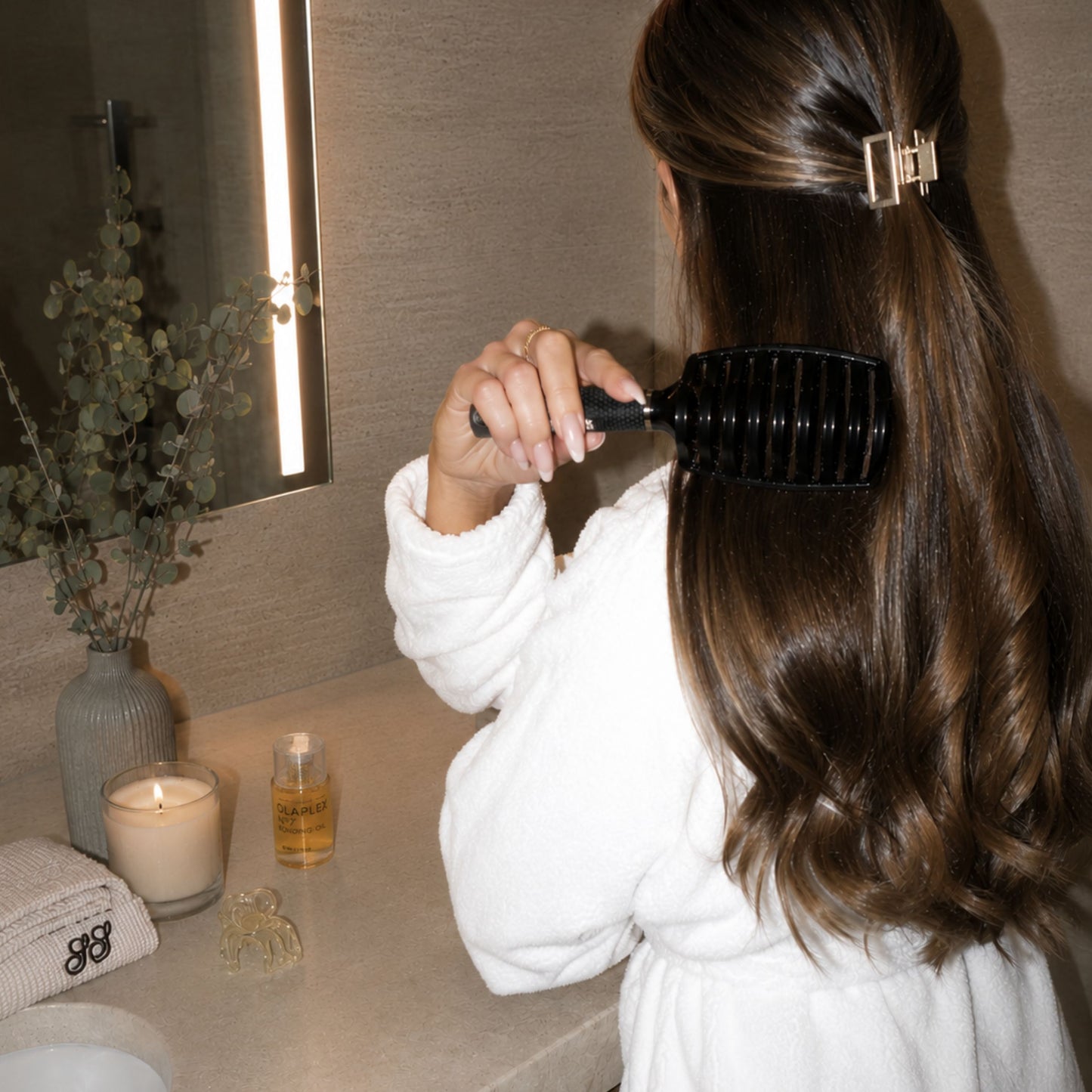 Skēn - The Curved Hair Brush